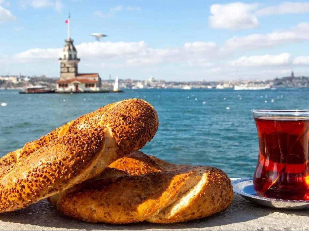 Bagel and tea opposite the Maiden's Tower