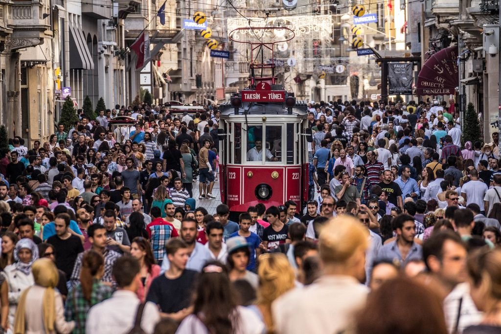 Kalabalık İstiklal Caddesi