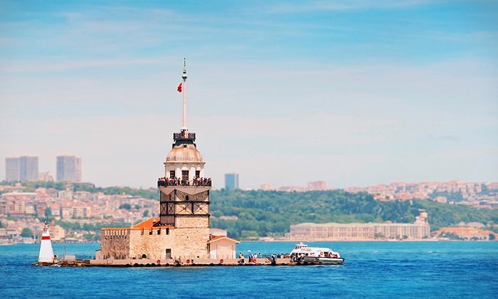 Güneşli bir günde Kız Kulesi'ni ziyaret edin